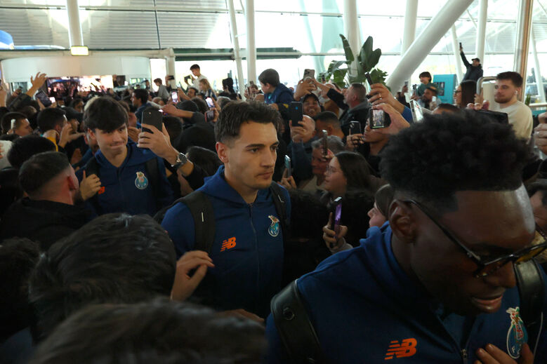 Jogadores do FC Porto apoiados por duas centenas de adeptos à partida para os Açores