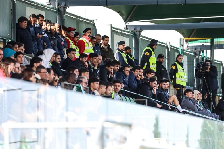 Bancada do Aurélio Pereira com dirigentes, equipa técnica e jogadores de vários plantéis