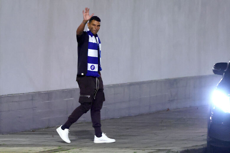 Thiago Silva no Porto, com cachecol do clube, após o regresso