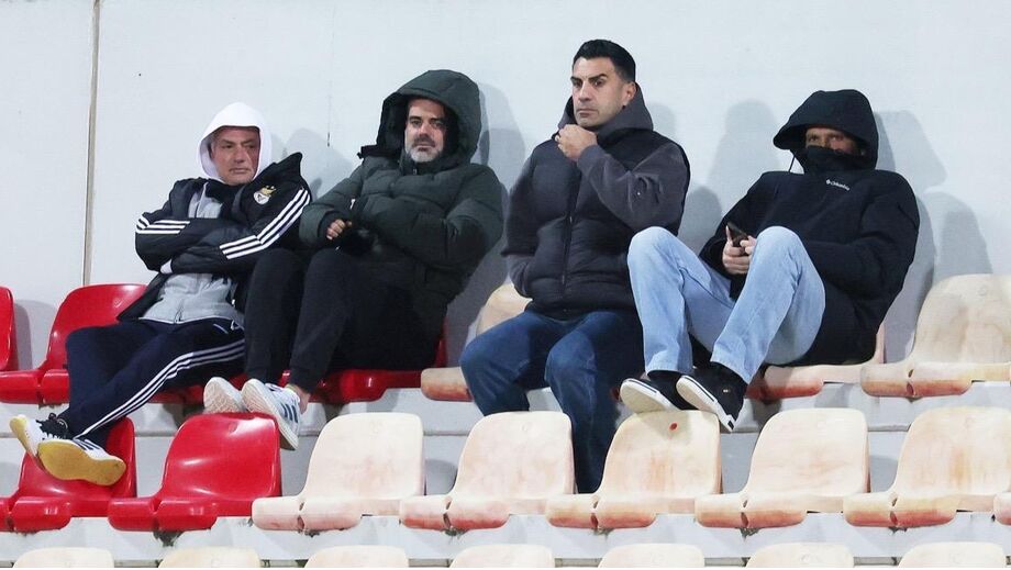 Mourinho e vários jogadores do plantel principal do Benfica a assistir ao clássico dos 'bês' no Seixal