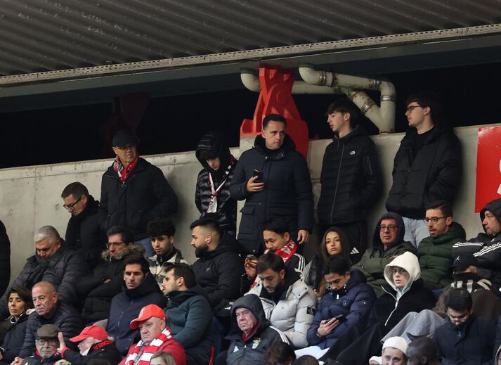 Mourinho e vários jogadores do plantel principal do Benfica a assistir ao clássico dos 'bês' no Seixal