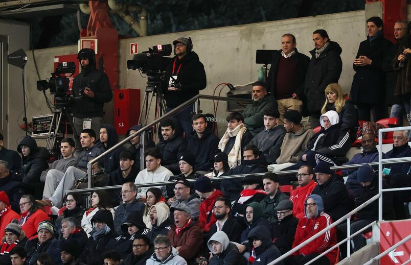 Mourinho e vários jogadores do plantel principal do Benfica a assistir ao clássico dos 'bês' no Seixal