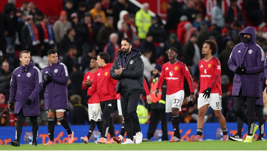 Ruben Amorim caminha à frente dos jogadores