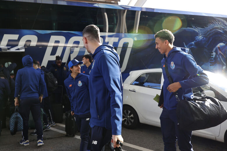 Comitiva do FC Porto à chegada ao aeroporto Francisco Sá Carneiro, de partida para o Algarve