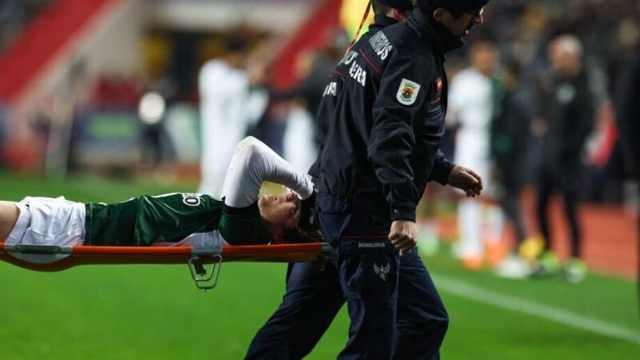 Eduardo Quaresma saiu de maca após choque com Samu, já com a face visivelmente inchada; Ioannidis sentiu dores após remate nos minutos iniciais