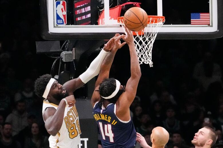 Neemias Queta em ação pelos Boston Celtics frente aos Nuggets