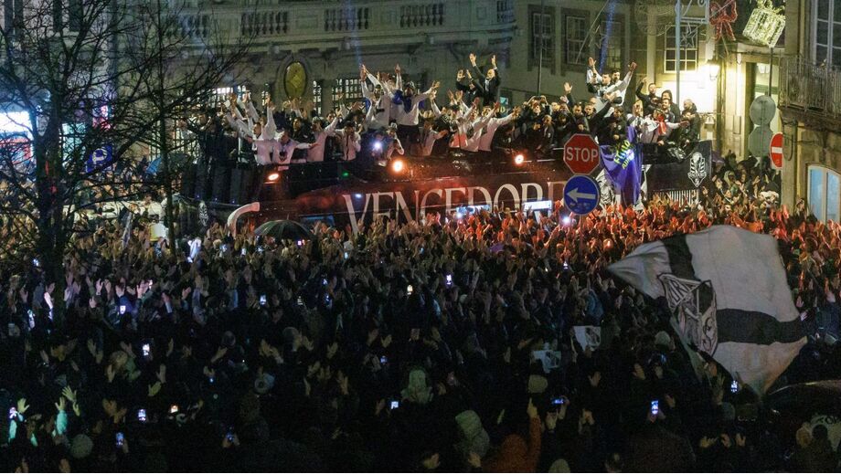 Enchente no Largo do Toural na celebração da conquista da Allianz Cup pelo V. Guimarães