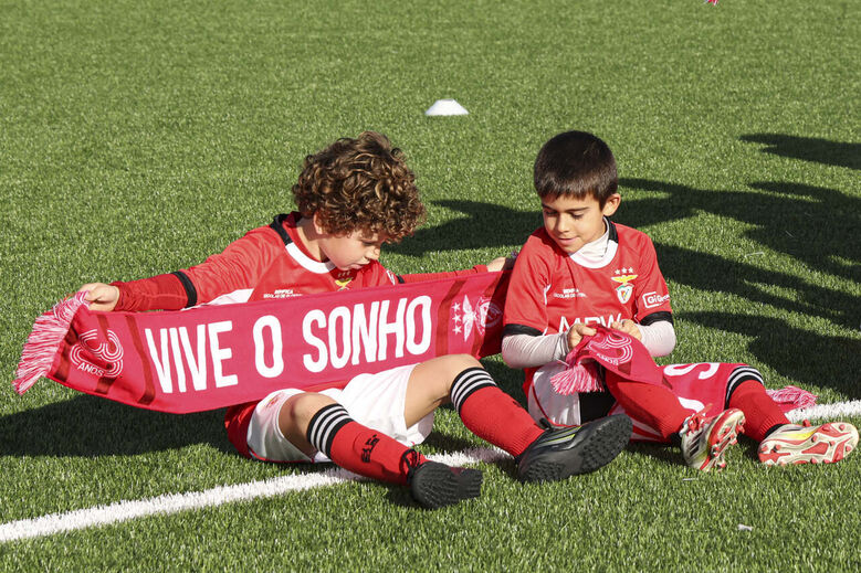 Jovens exibem os cachecóis recebidos