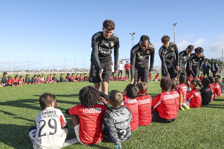Tiago Parente, Olívio Tomé, Rui Silvam Francisco Neto e Miguel Figueiredo cumprimentam os jovens das Escolas