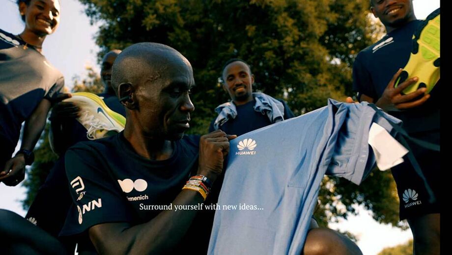 Eliud Kipchoge mostra a nova camisola da equipa DSM-Firmenich com o logo da Huawei