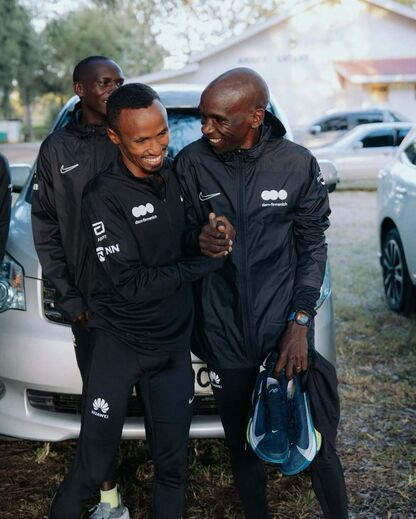 Eliud Kipchoge na DSM-Firmenich Running Team, com apoio da Huawei