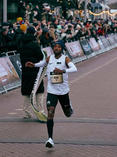 Alew, da DSM-Firmenich Running Team, cruza a meta em Valência