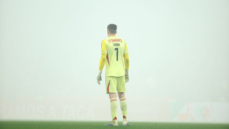 Chuva de tochas no FC Porto-Benfica