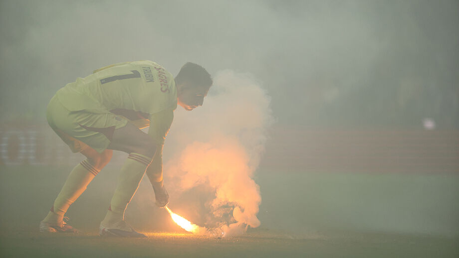 Chuva de tochas no FC Porto-Benfica