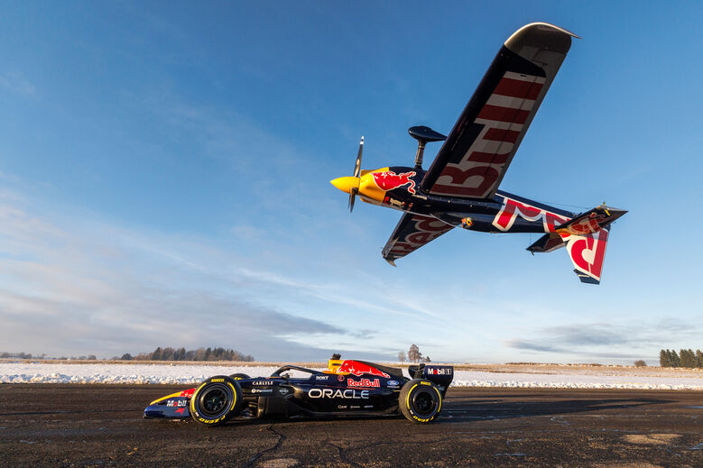Red Bull revela novo carro com ajuda de um avião