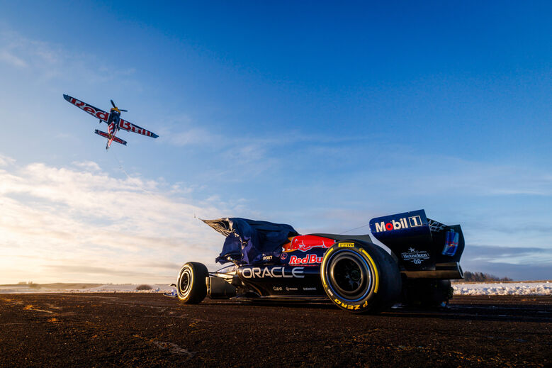 Red Bull revela novo carro com ajuda de um avião