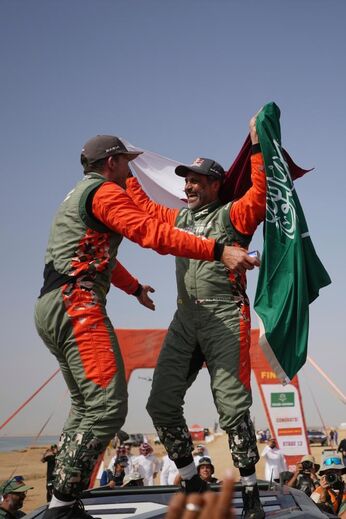 Nasser Al-Attiyah festeja com o seu copiloto, Fabian Lurquin