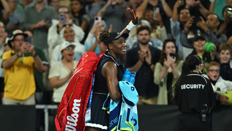 Venus Williams acena ao público durante o Open da Austrália