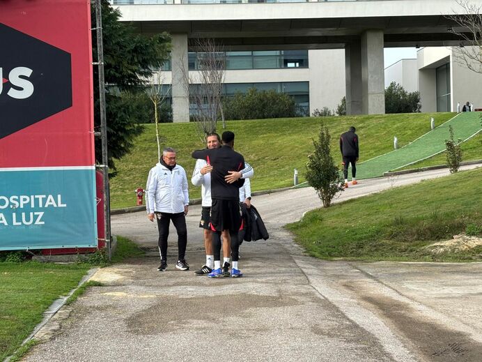 Lukebakio abraça equpa técnica do Benfica
