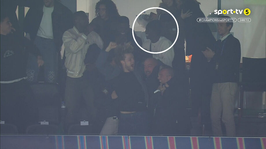 Faye assiste a jogo do Sporting com colegas no camarote