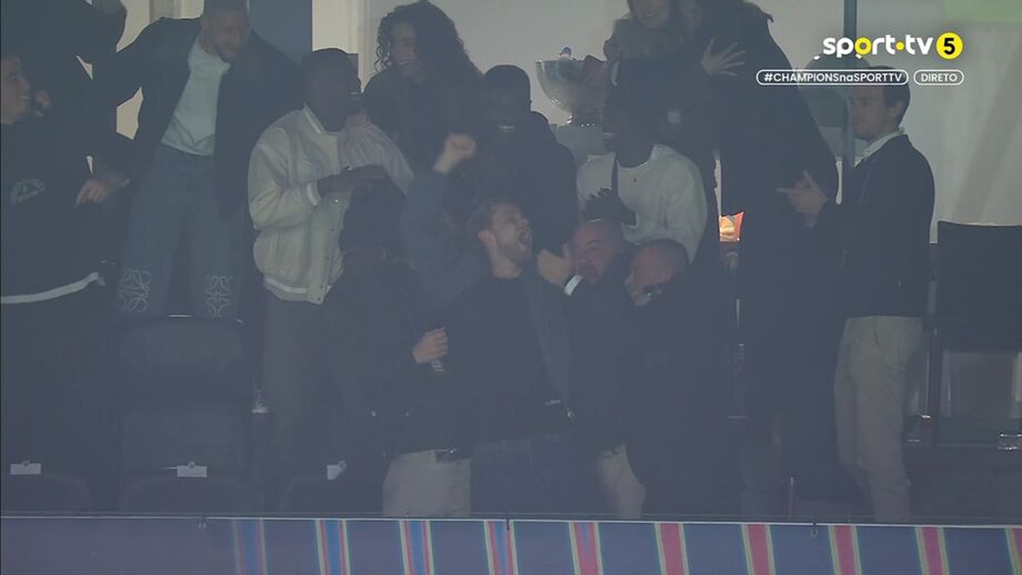 Faye celebra com jogadores do Sporting vitória contra o PSG