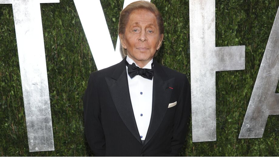 Valentino, estilista italiano, faleceu aos 93 anos, deixando herdeiros