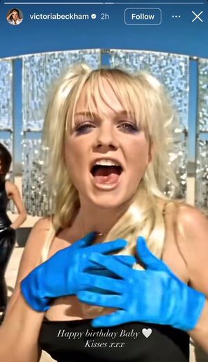 Victoria Beckham celebra o aniversário de alguém com beijos