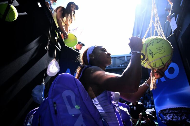 Coco Gauff distribui autógrafos em Melbourne