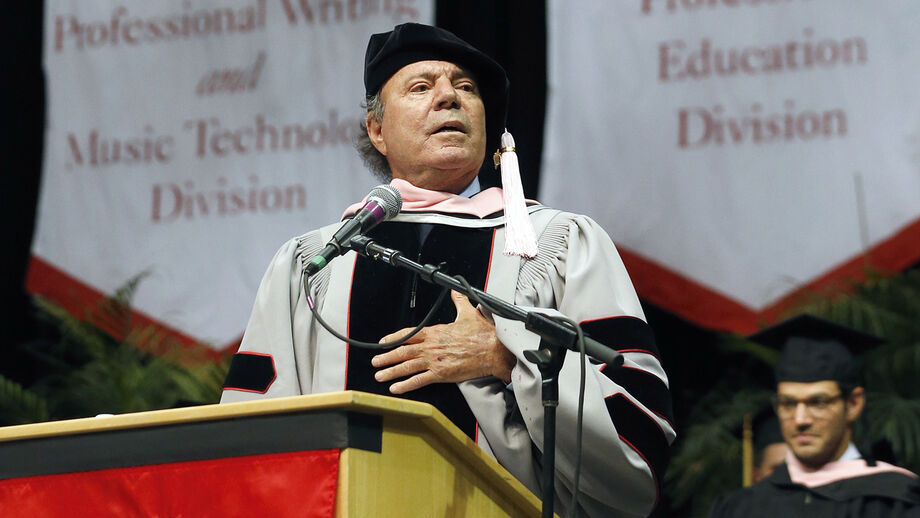 Julio Iglesias partilha mensagens das ex-empregadas para negar acusações