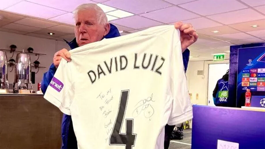 David Luiz ofereceu camisola assinada a funcionário do clube