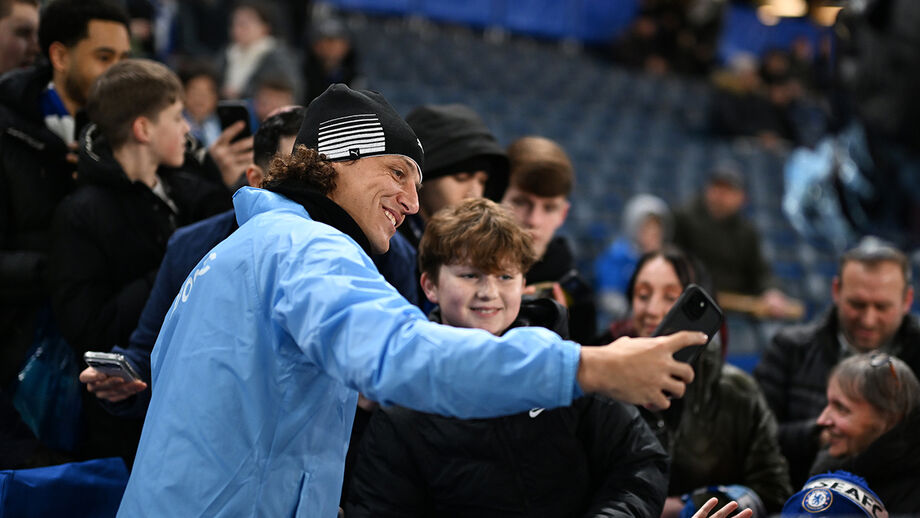 David Luiz reencontra adeptos em Stamford Bridge