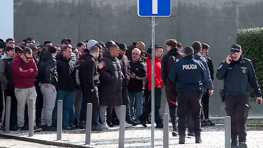 Receio e jogadores retidos mais de uma hora: como foi vivida a entrada dos ultras do Benfica no Seixal