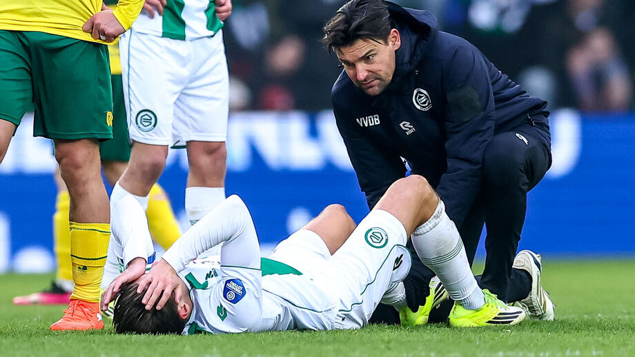 Resink deitado no relvado após lesionar-se