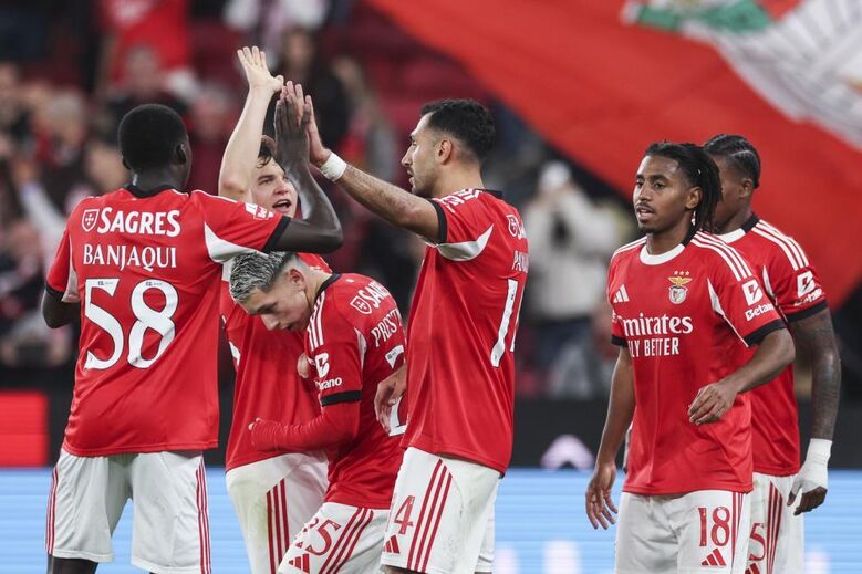 Benfica celebra goleada ao E. Amadora (4-0)