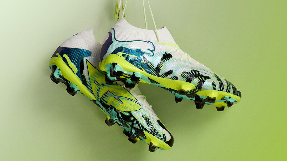 Sapatilhas de futebol Puma com detalhes em verde e azul