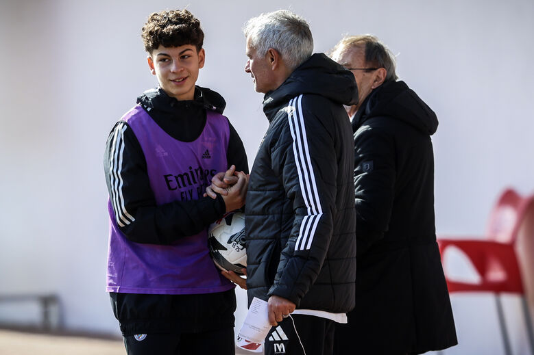 José Mourinho à conversa com Gonçalo Dias, jogados dos iniciados do Benfica