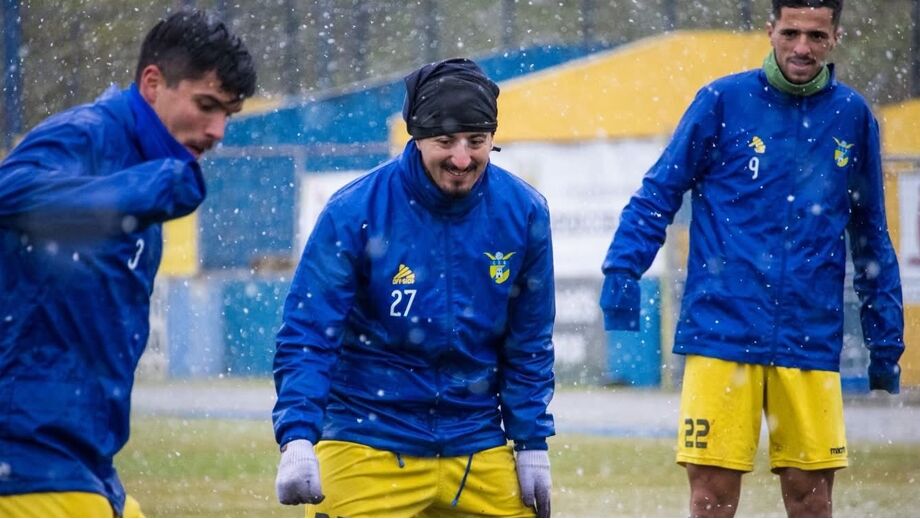 Jogadores de futebol treinam em Montalegre e Bragança durante o nevão