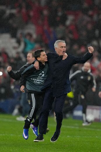 Mourinho festeja golo frente ao Real Madrid com o apanha-bolas Francisco Cunha