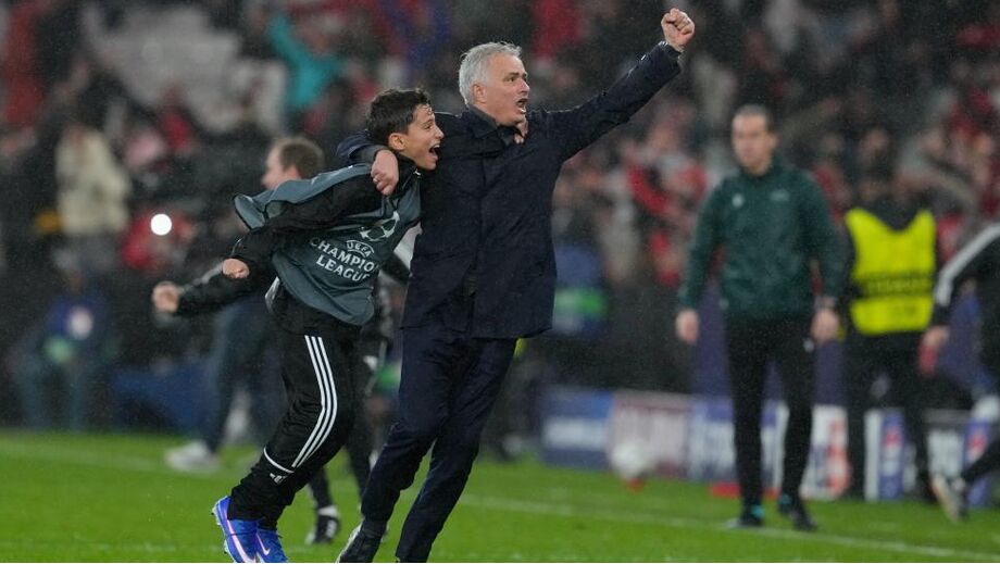 Mourinho festeja golo frente ao Real Madrid com o apanha-bolas Francisco Cunha