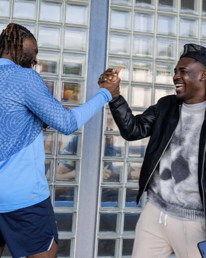 Dos muitos sorrisos com os novos companheiros à conversa com Farioli: o primeiro dia de Moffi no Olival