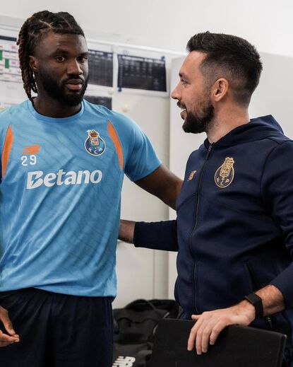 Dos muitos sorrisos com os novos companheiros à conversa com Farioli: o primeiro dia de Moffi no Olival