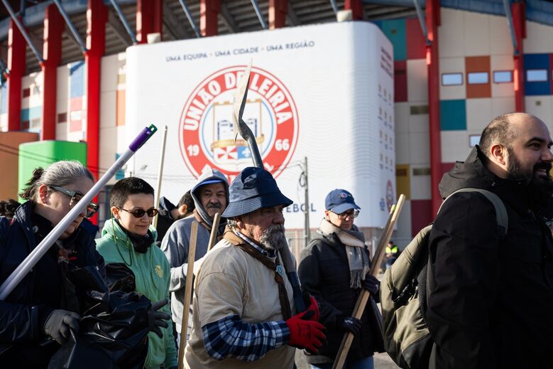 Dezenas de voluntários metem mãos à obra e ajudam a limpar estragos junto ao Magalhães Pessoa