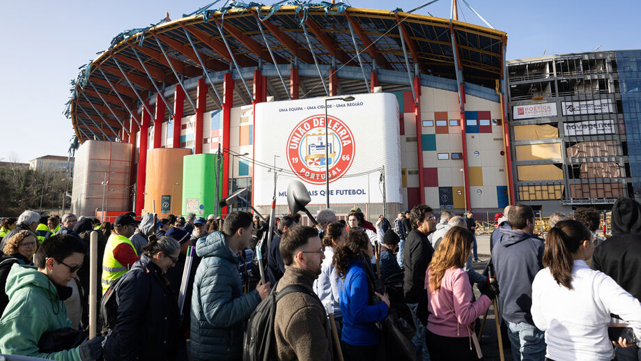 Dezenas de voluntários metem mãos à obra e ajudam a limpar estragos junto ao Magalhães Pessoa