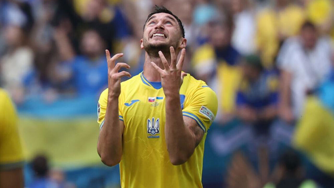 Yaremchuk pondera mudança para Lyon após empréstimo do Olympiacos.
