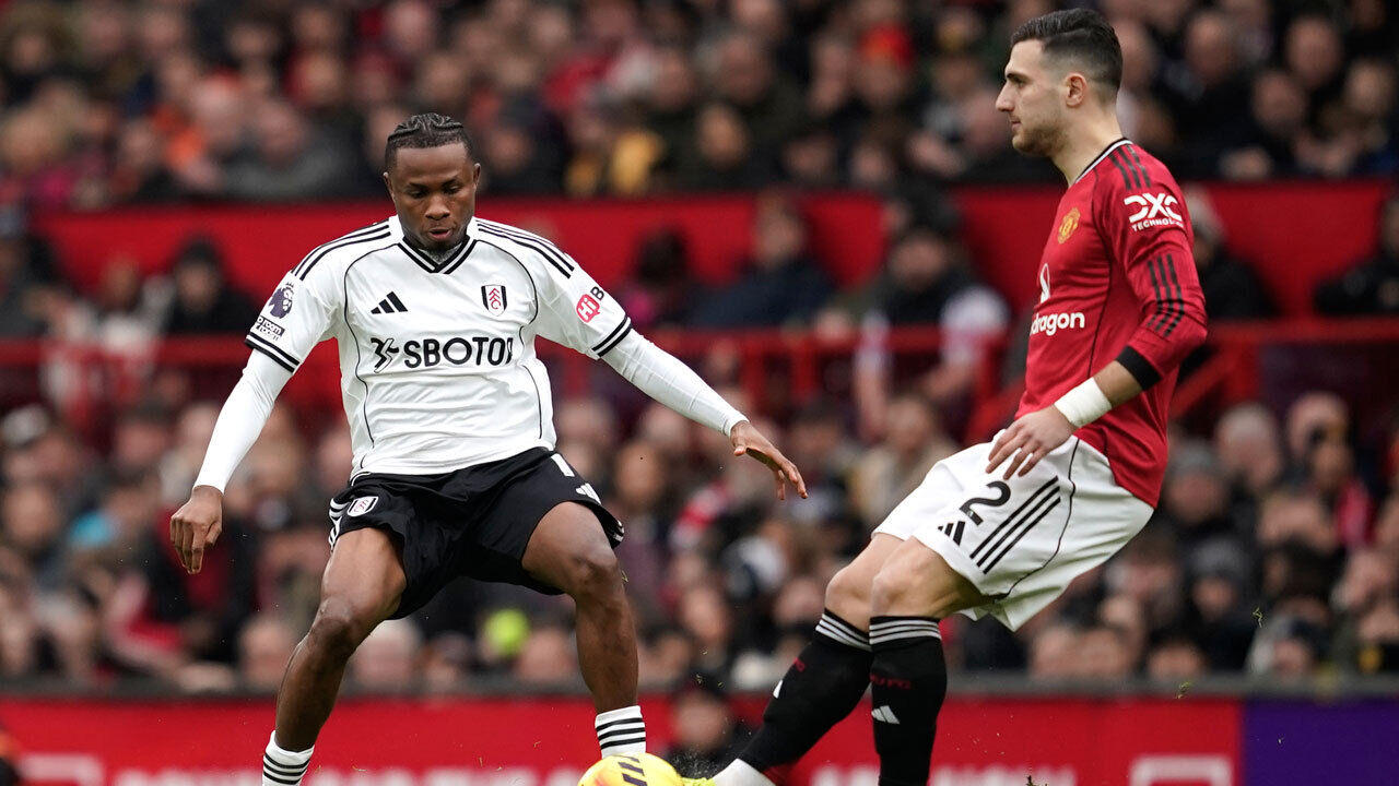 Samuel Chukwueze (Fulham) e Diogo Dalot (Manchester United)