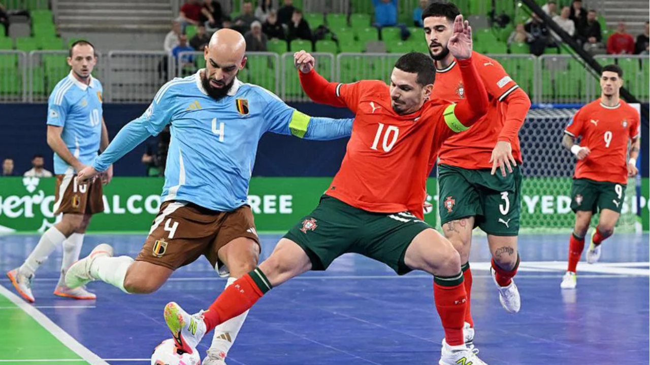 Bruno Coelho tenta 'roubar' a bola ao adversário durante o Portugal-Bélgica