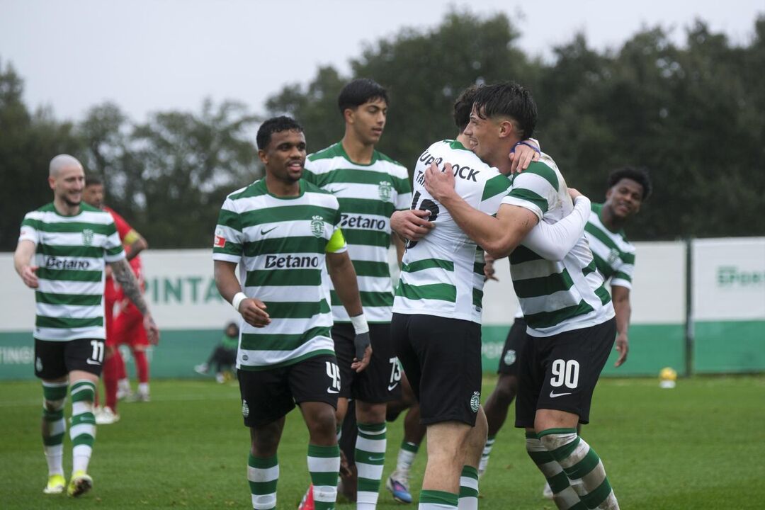 Jogadores do Sporting B festeja golo de Tanlongo