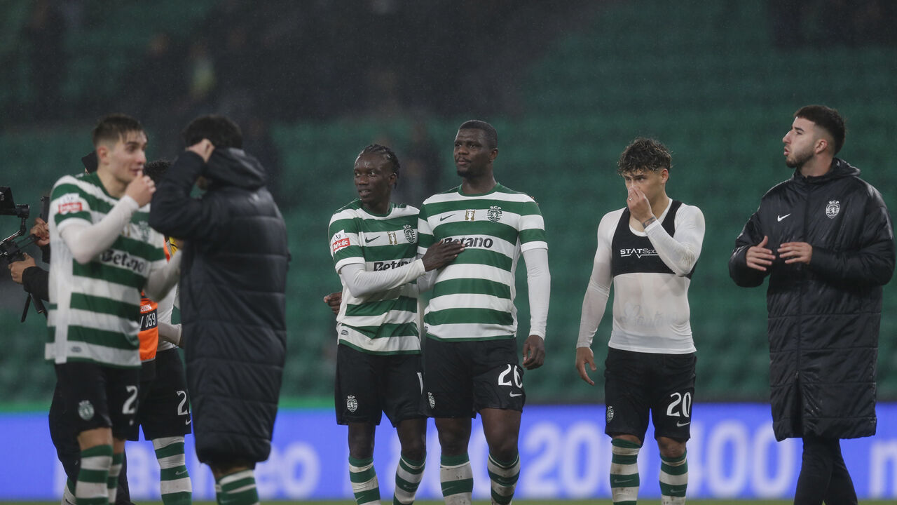 Jogadores do Sporting reagem no relvado depois da vitória sobre o Nacional