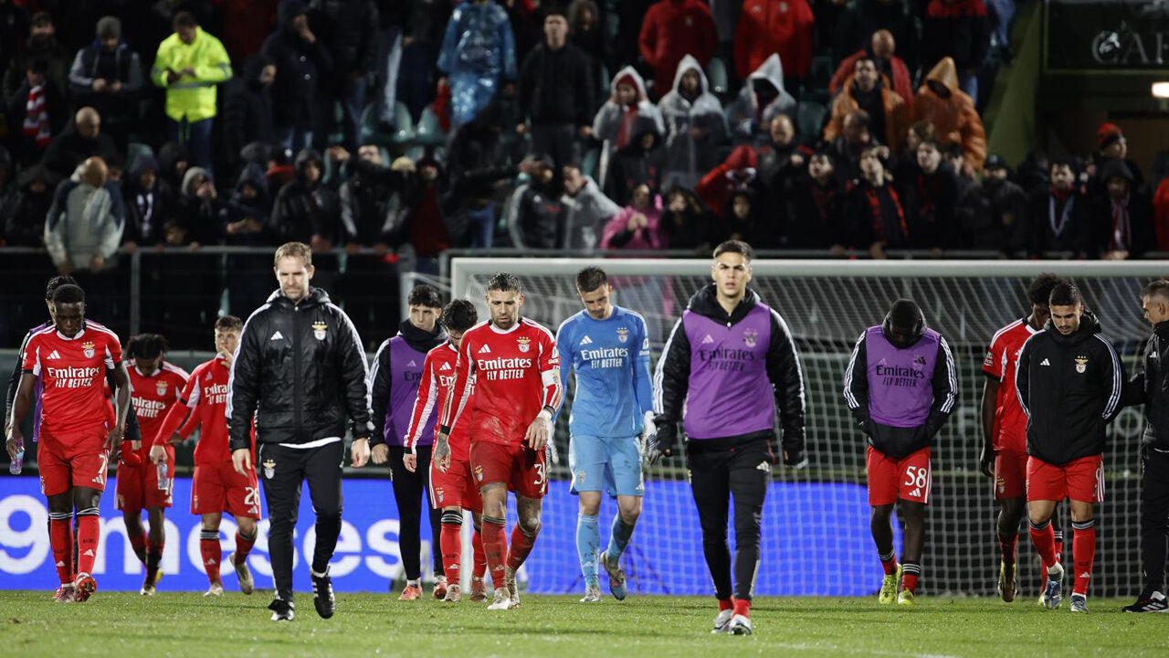Jogadores do Benfica reagem após o empate em Tondela