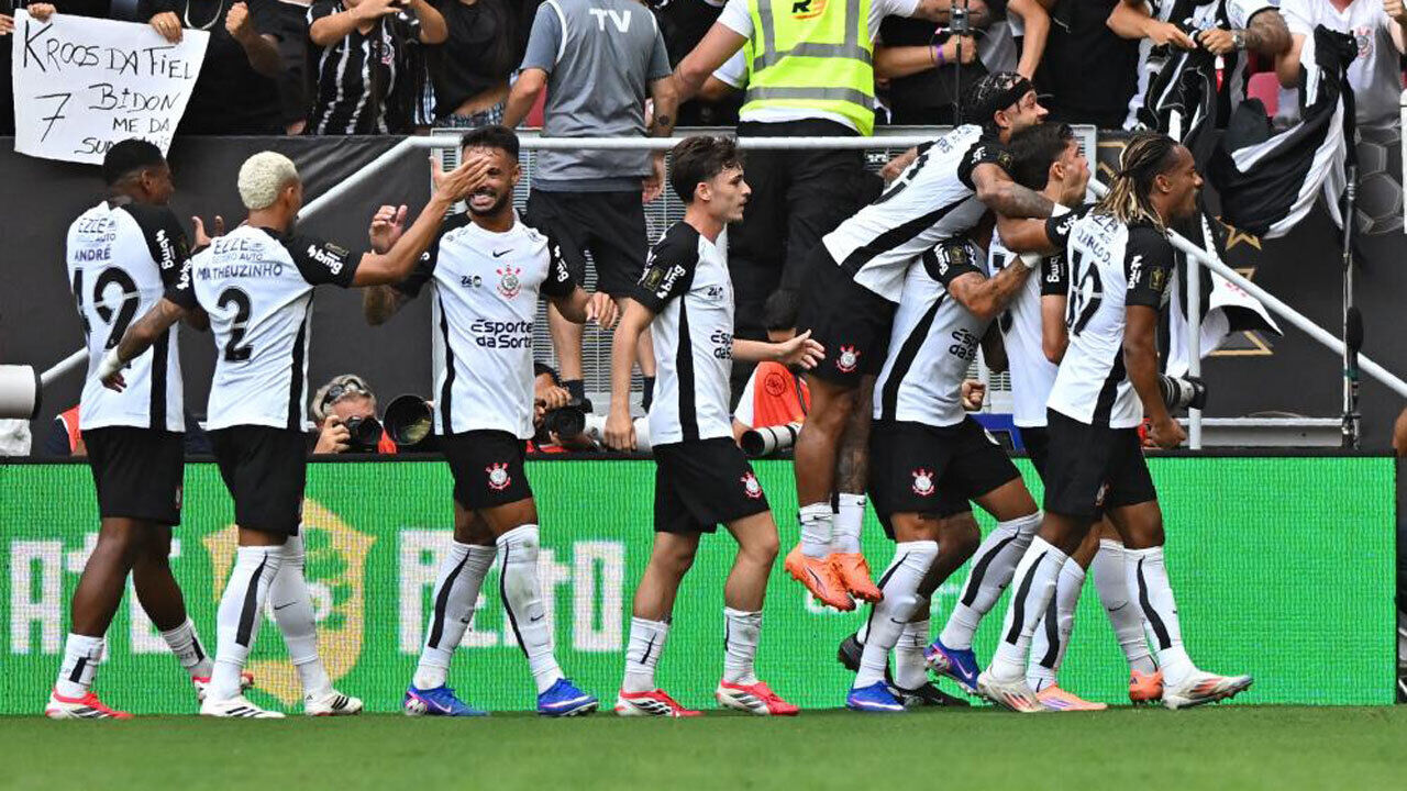 Jogadores do Corinthians a celebrar